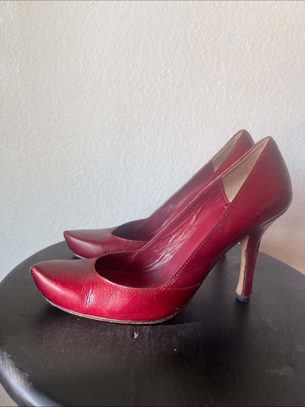 Vintage maxstudio  Women's Red Leather Pointed-Toe Pumps